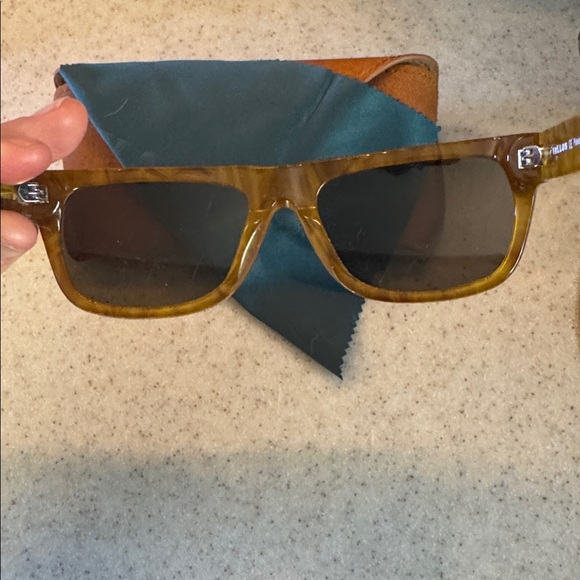 Vallon polarized sunglasses with case brown like new - Picture 4 of 4
